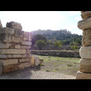 Blick von den Resten des von den Römern erbauten Odeions des Agrippa auf die Acropolis